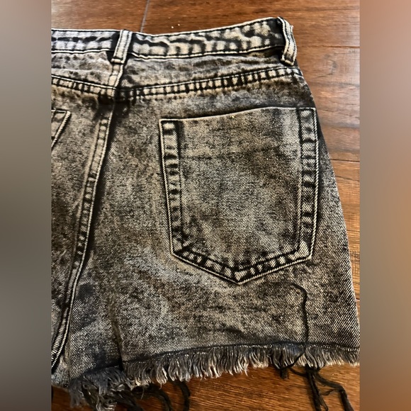 🌹SIGNATURE8 ~ Size Small ~ Black Distressed Jean Shorts - Picture 14 of 16